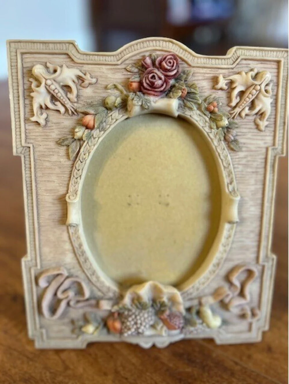 Vintage Decorative Floral Resin Photo Frame with Oval Opening